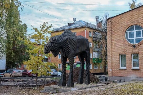 Лосиная улица. Глазов Лось на улице Кирова. Лось в Глазове на Кирова. Памятник лосю Глазов. Арт объект Лось.