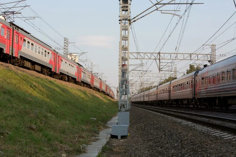 Станция пестово поезд. Железнодорожный транспорт. Проходящие поезда. Проходящие поезда. Поезд прошел 480км.