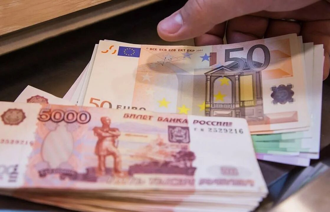 Евро упал. Иностранная валюта. Евро снижается. Банкноты евро.