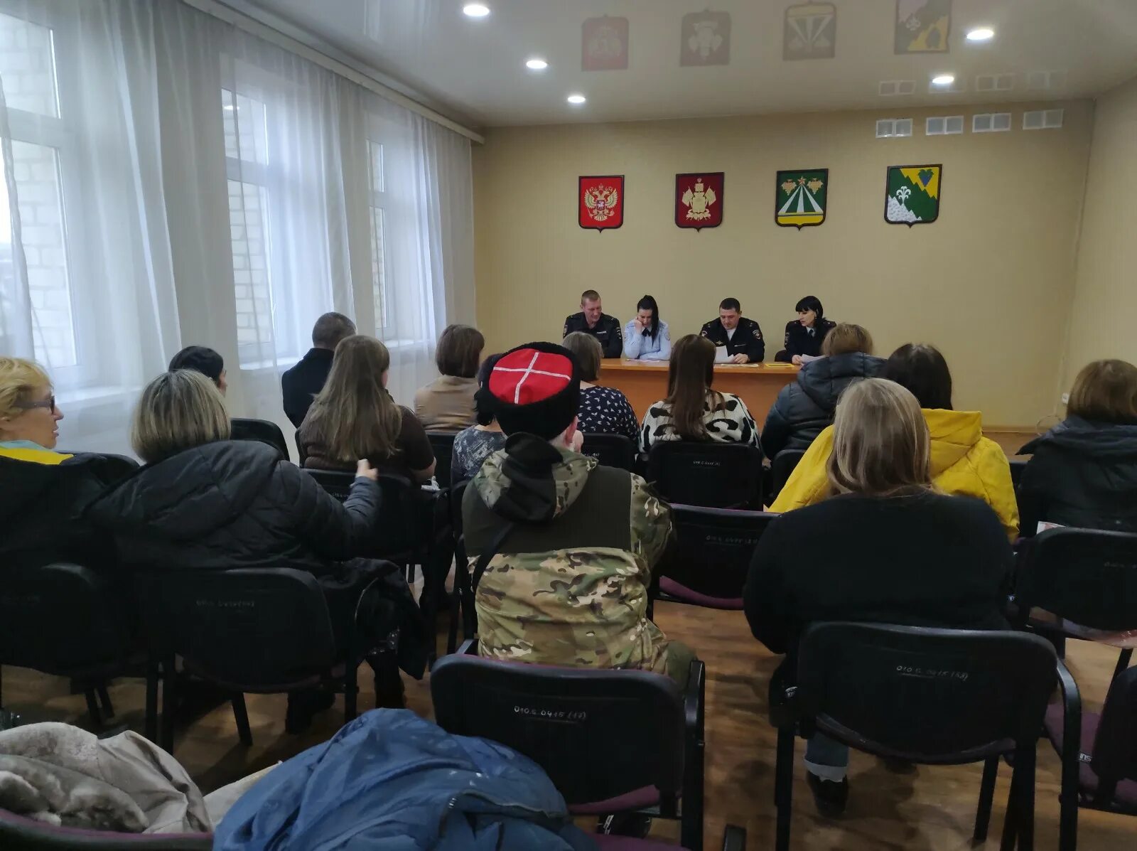 Сход граждан осуществляется. Сход граждан. фото схода граждан. сход жителей. сход граждан с участковым.