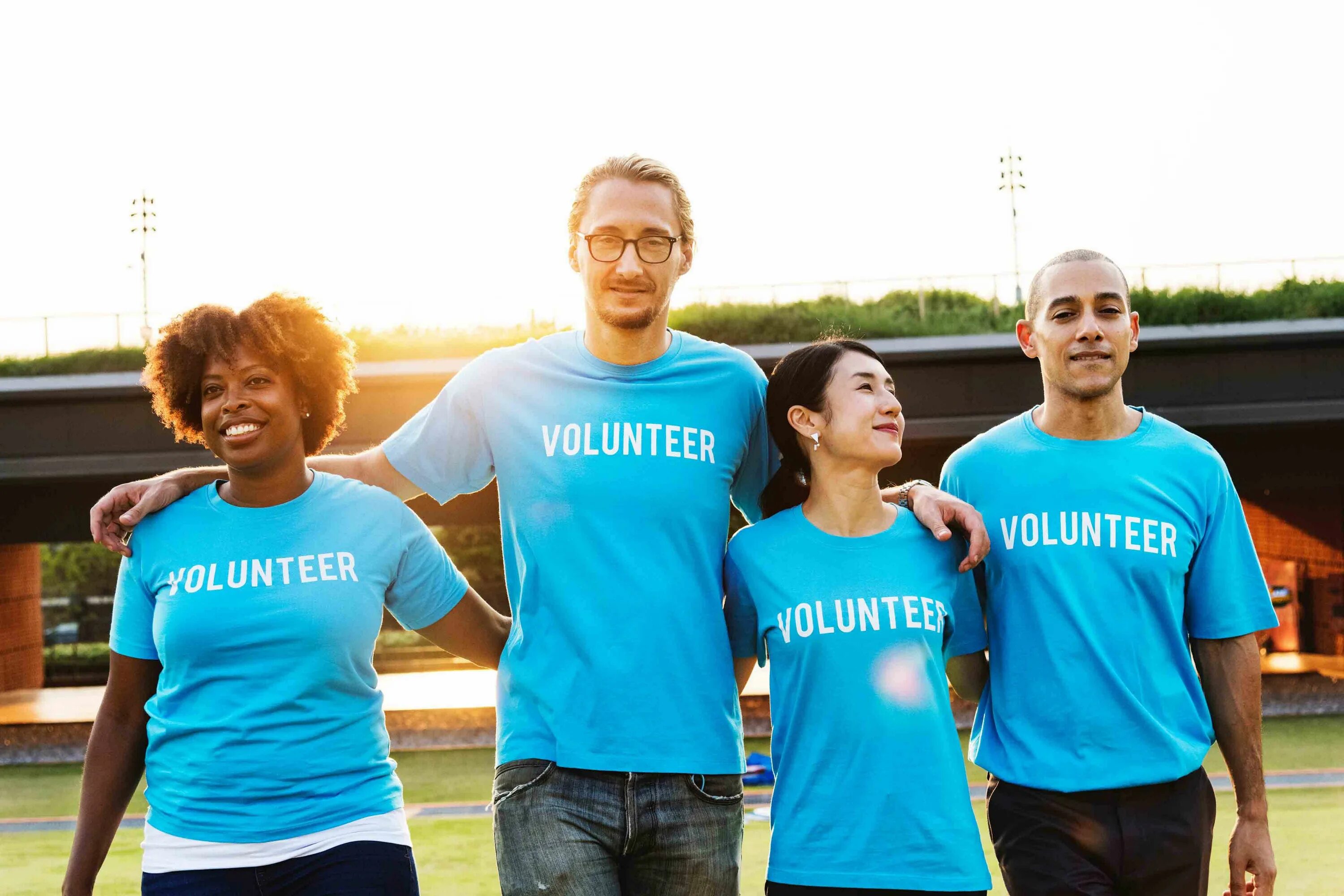 Иностранные волонтеры. Волонтерство в зарубежных компаниях. Volunteer. Известные волонтёрские организации в США. Volnter.