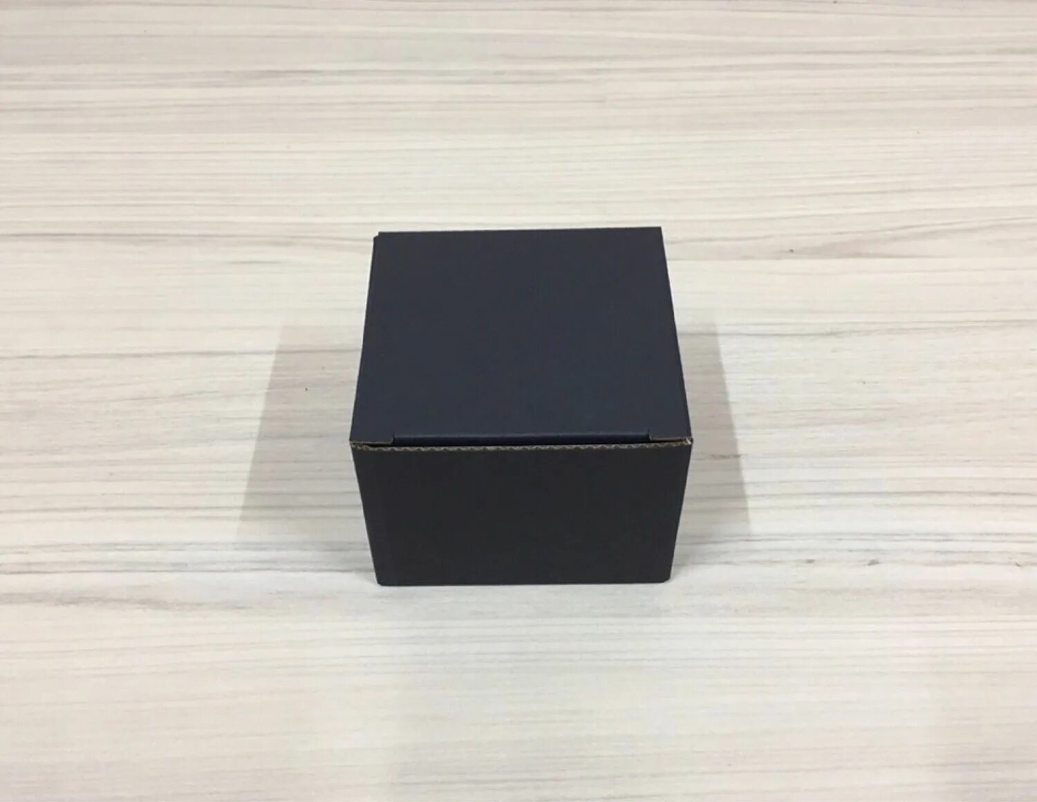 Подарочные коробки черные. Черные маленькие коробочки. Черная упаковка подарка. Небольшие картонные коробки. Черная коробка.