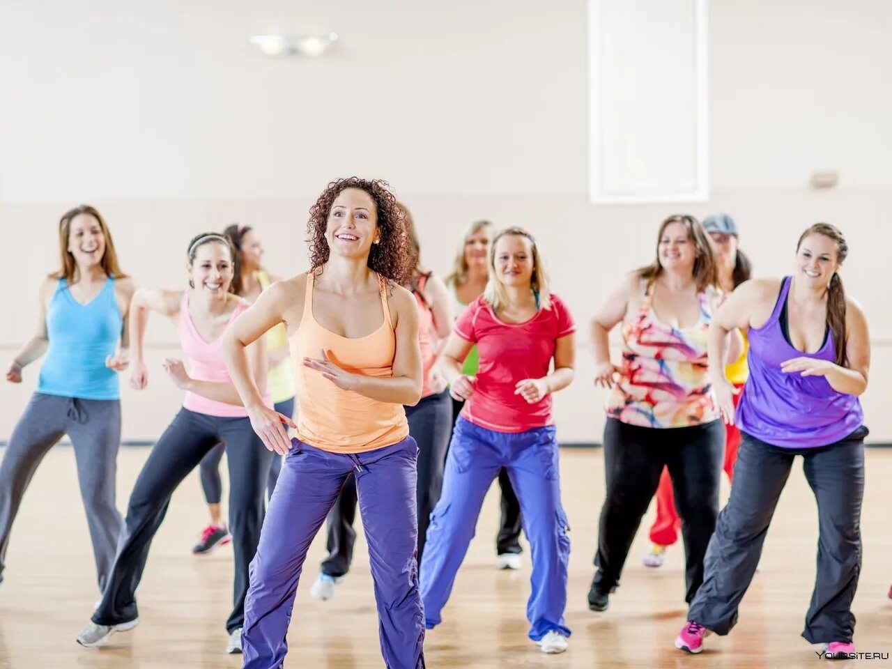 Зумба танец. Занятия аэробикой. Современные танцы. Танцевальная аэробика с мартином митчеллом. Занятия дэнс.