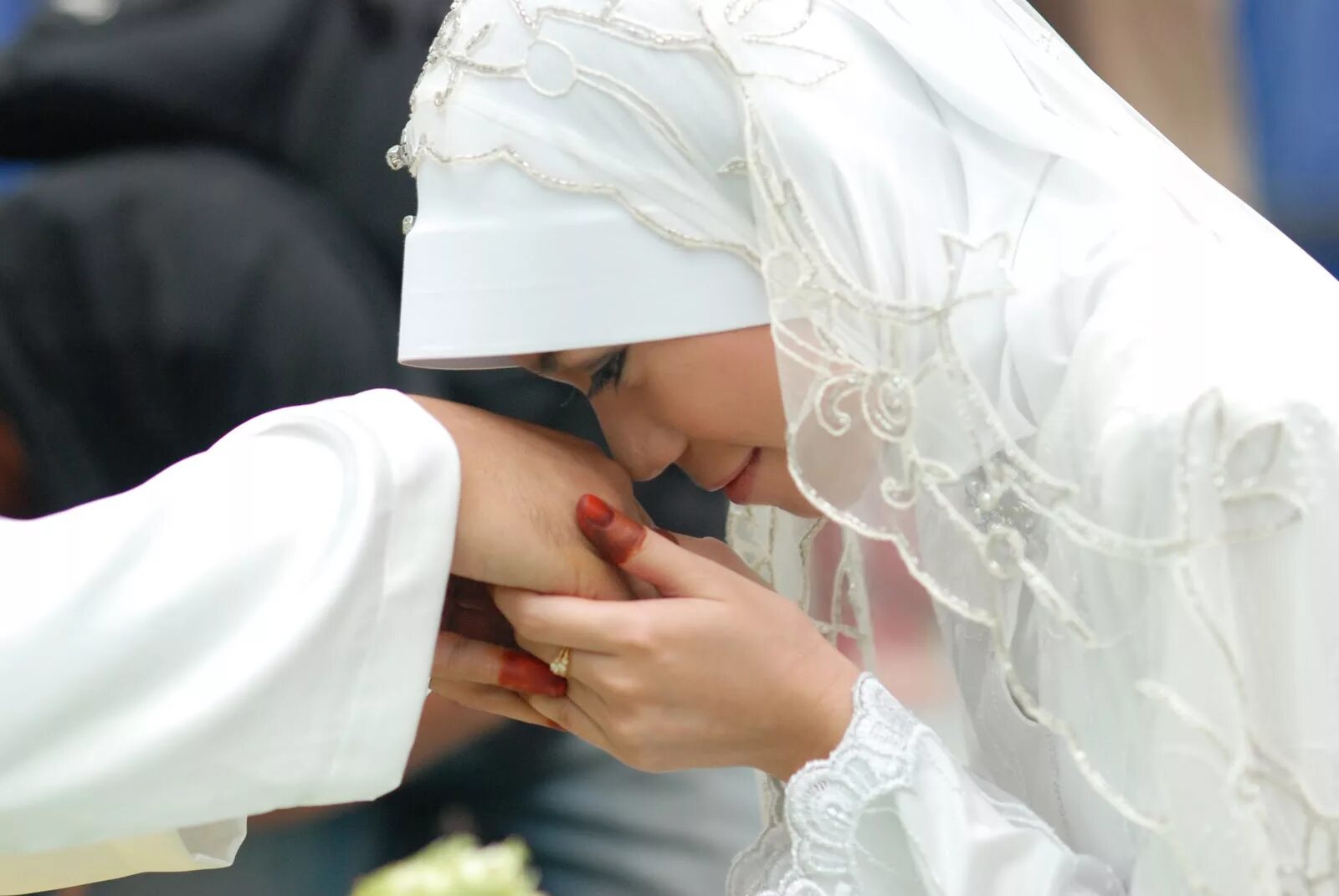 Покорная мусульманка. Узбекская невеста. Мусульманка с мужем. Покорная мусульманская жена.