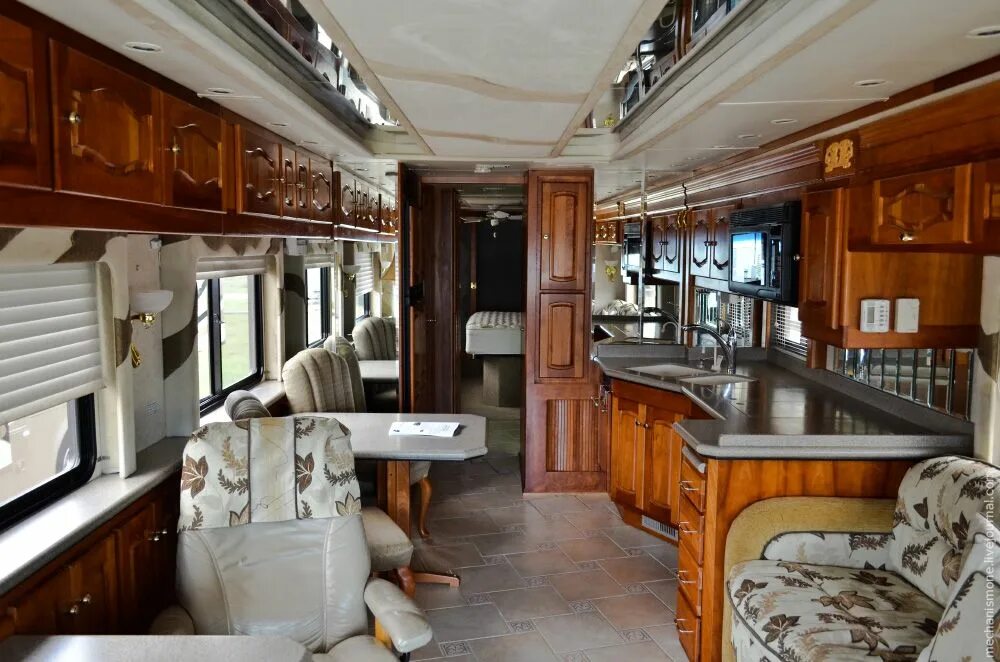 Кемпер автодом rv. Запертые в доме на колесах на 24. Прицеп для отдыха на природе. Старый дом на колесах. Автодом doubleback transporter.