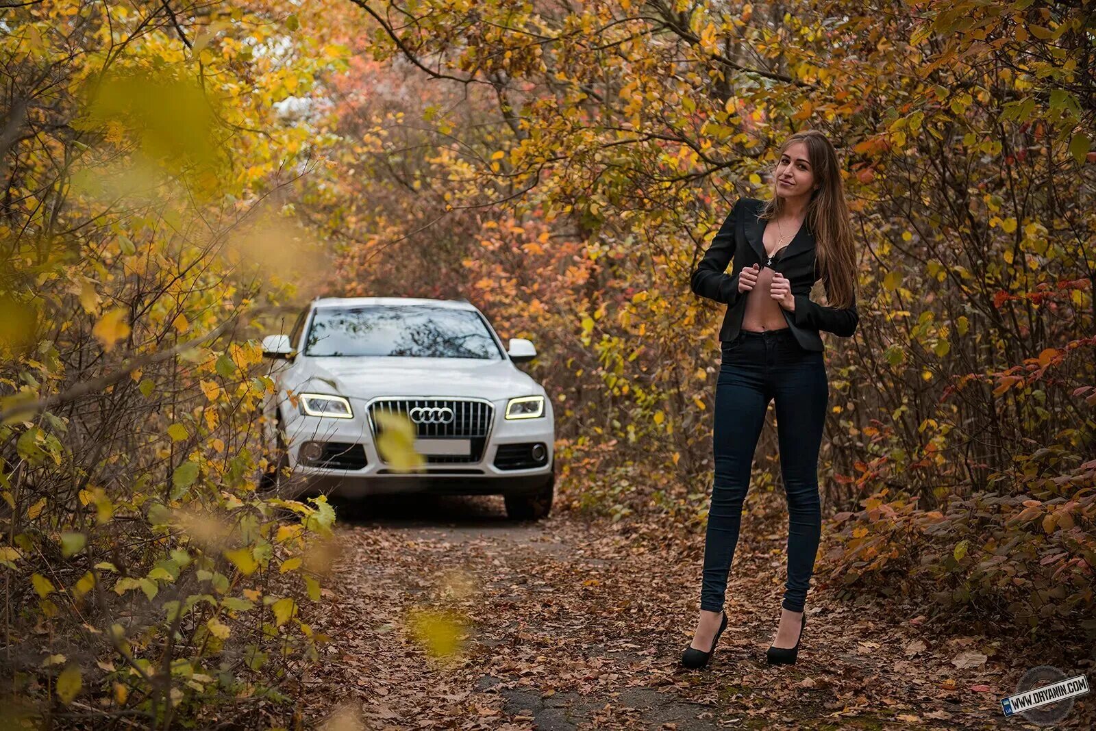 Девушка в лесу в машине. Девушка в машине в лесу. Субару форестер анастасия туман. Осенняя фотосессия с машиной в лесу. Девушка в лесу в машине.