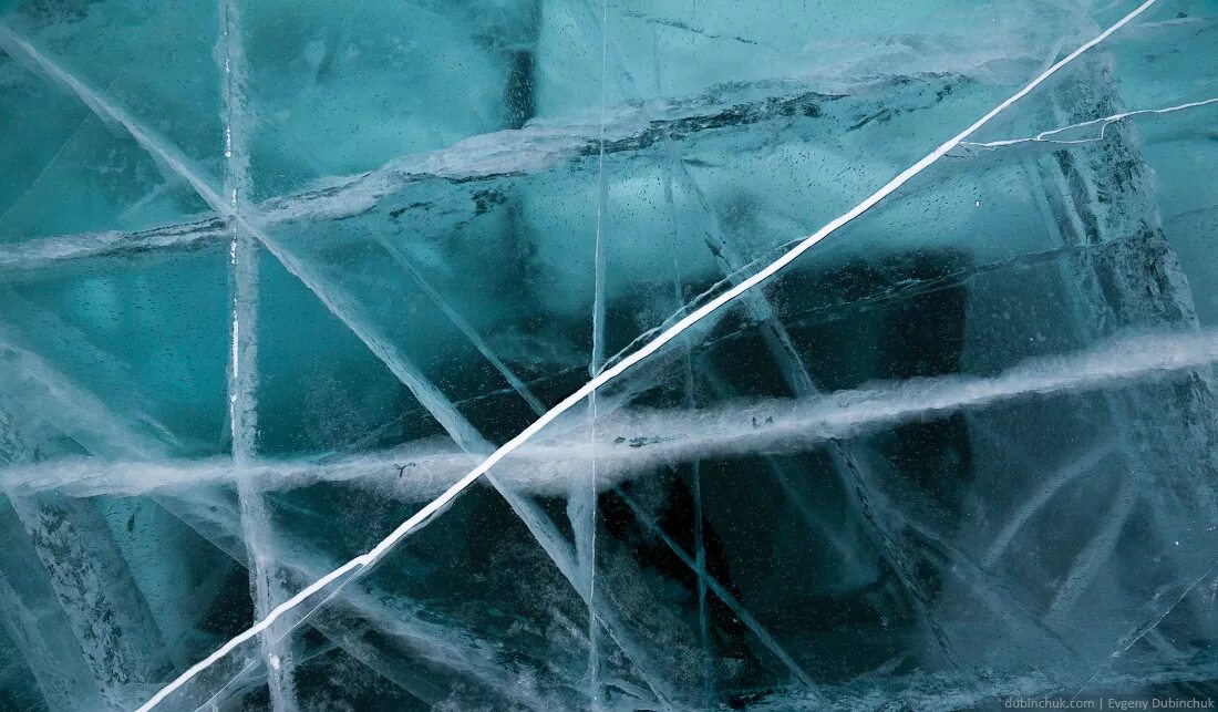 Трещины на льду. Текстура льда. Ледяные трещины. Лед трескается.
