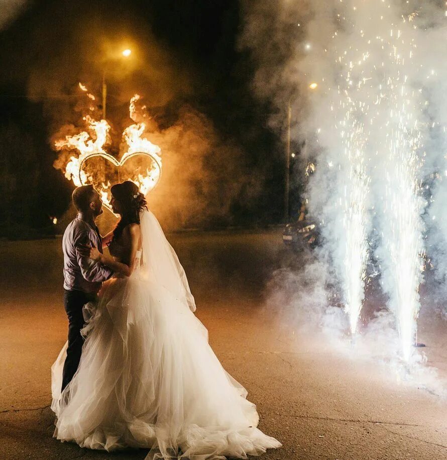 Фотосессия с дымовыми шашками. Свадьба фаеры. Свадьба фаеры. Разноцветные дымовые шашки. Огненное сердце фаер шоу.