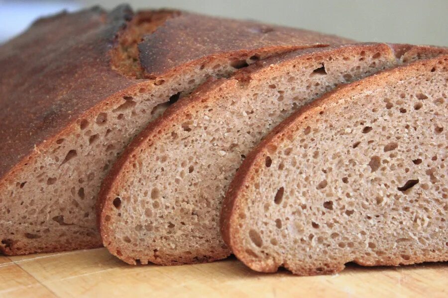 Хлеб на закваске. Ржаной хлеб на закваске. Заварка для ржаного хлеба. Пшенично-ржаной хлеб. Классический рецепт ржаного хлеба