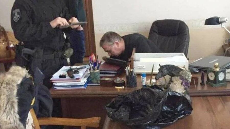 Арестованные начальники полиции. Большаков Андрей МВД Чехов. Андрей Большаков Чехов начальник полиции. ФСБ обыски в полиции. Незаконный оборот оружия