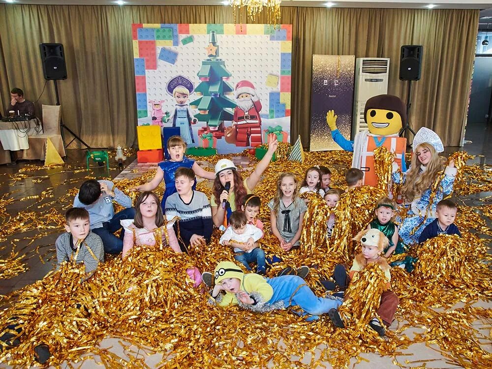 Костюмы для аниматоров. Николай в радуге аниматор. Аниматор радужные друзья заказать. Аниматоры радужные друзья москва. Радуга аниматоры.