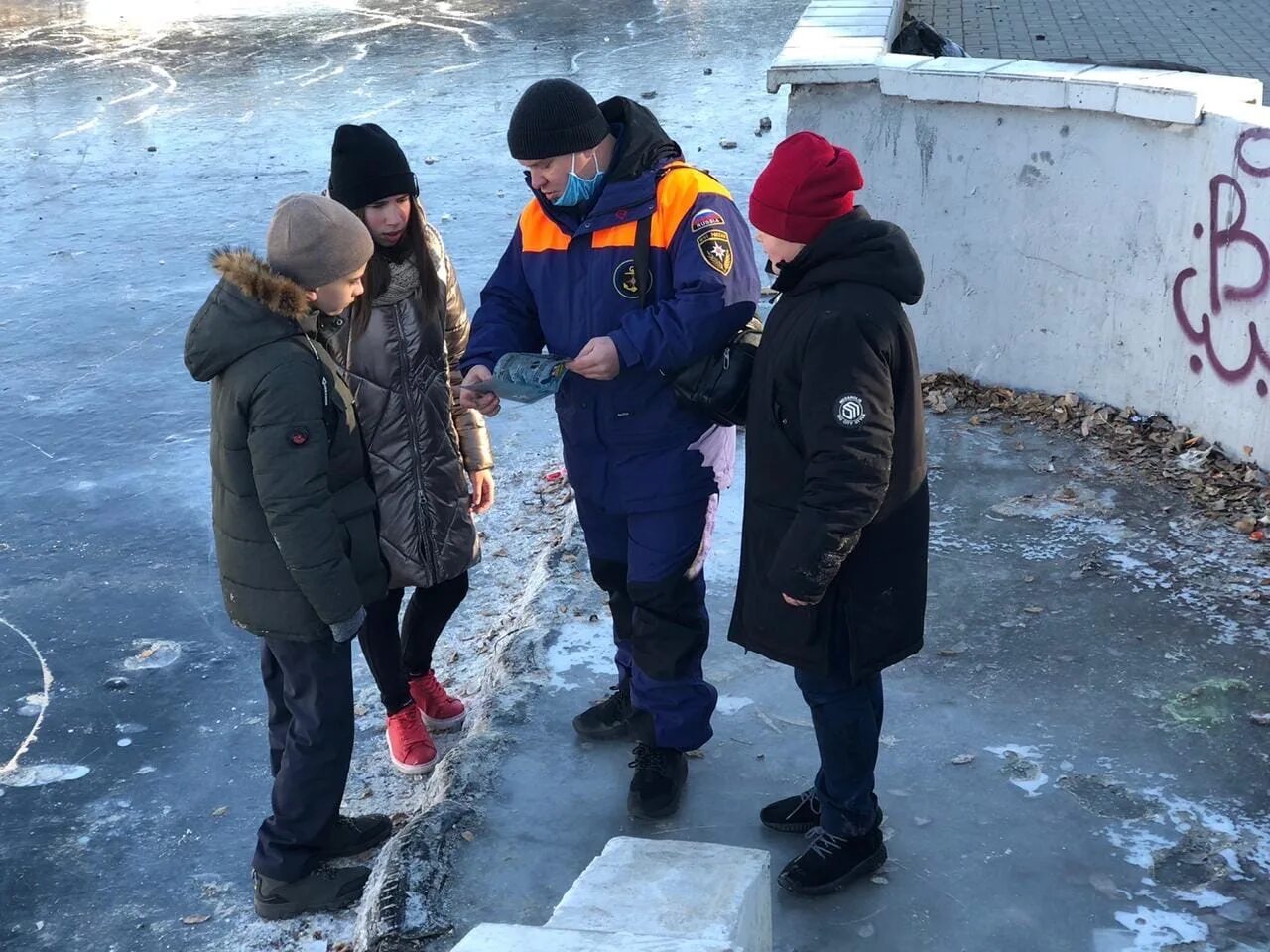 Сегодня можно выходить на улицу. Дети на льду. Дети на льду без присмотра. Лед в Астрахани.