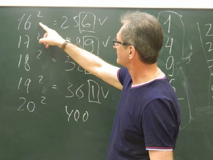 учитель у доски в классе. назар учитель по алгебре. математические знания. панчешный сергей сергеевич. математика преподаватель.