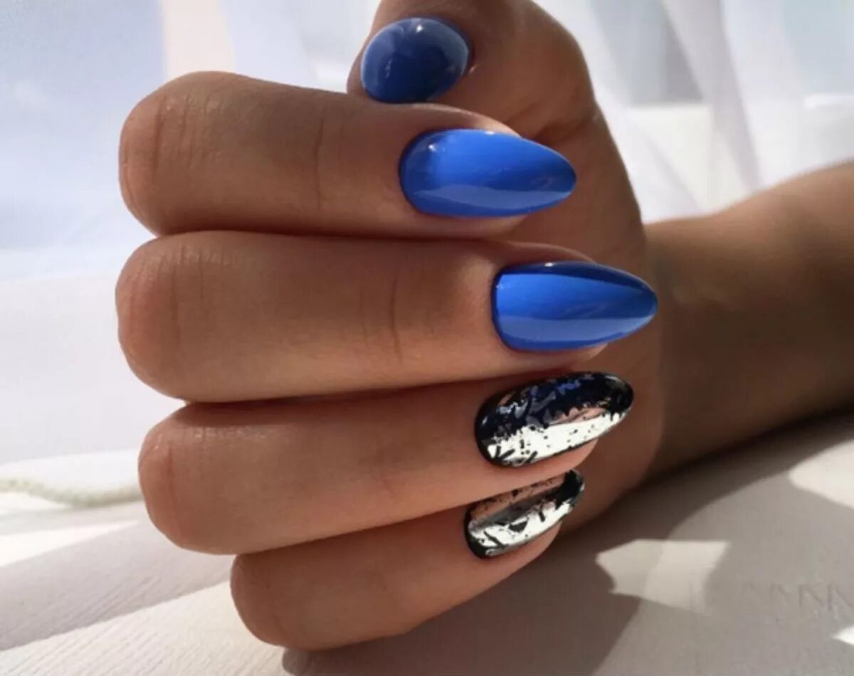 Синие ногти. Модный маникюр. Красивые синие ногти. Синие ногти с фольгой. Ногти дизайны 2018 фото