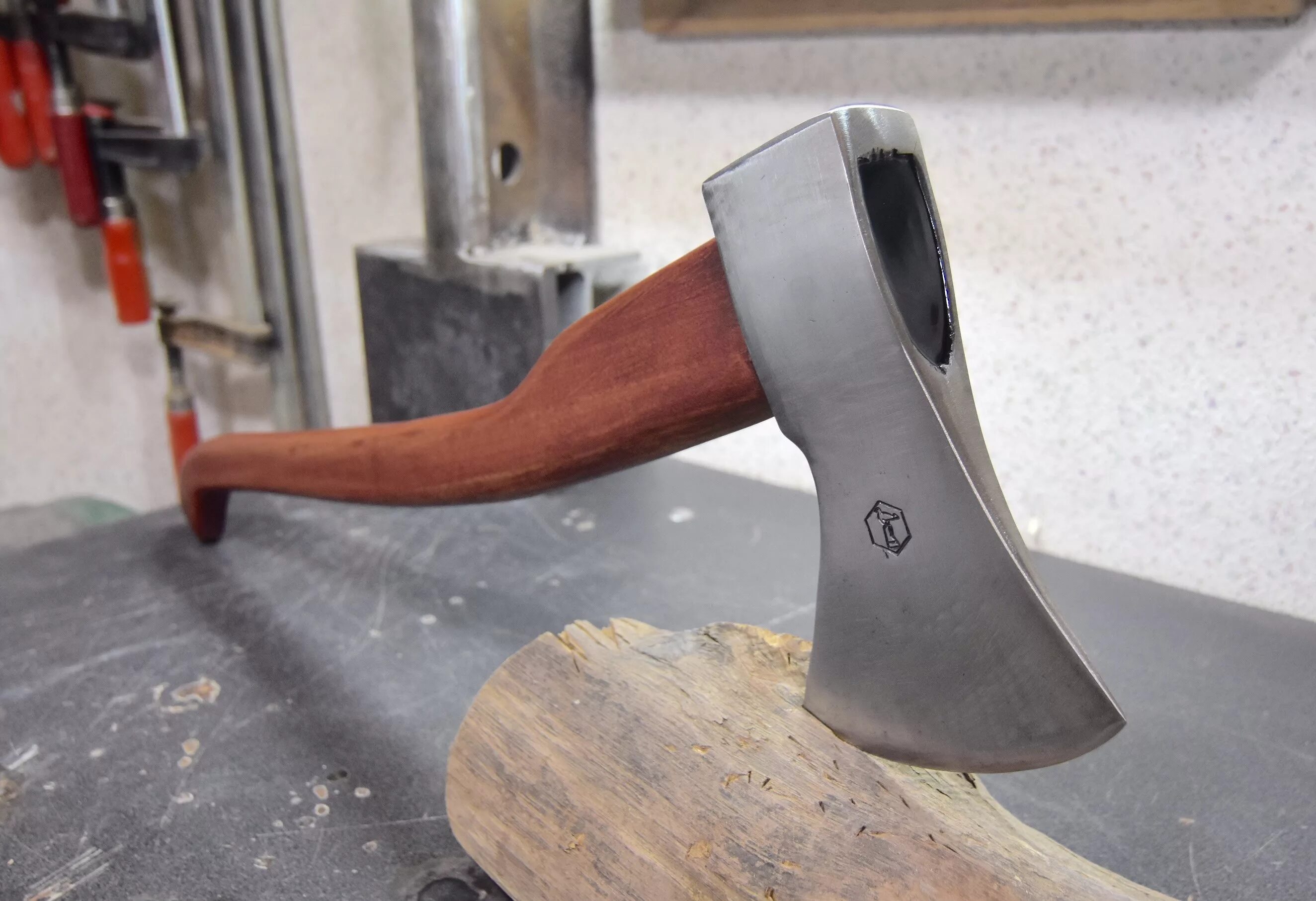 С помощью топора. Колун chopper1 axe. восстановленный топор. отреставрированные топоры. восстановление топора.