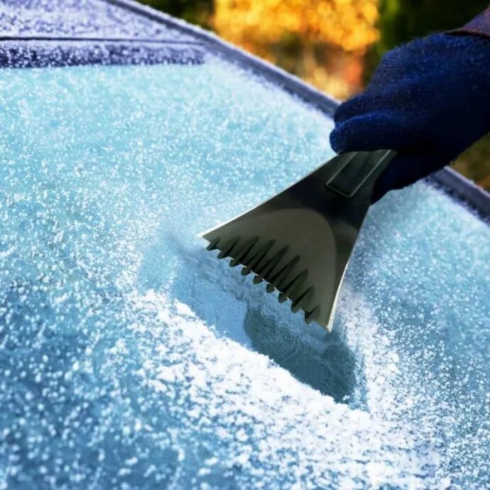 Очистка от льда на машине. Почему чистят стекла. Почему чистят стекла. Мойка стекол автомобиля изнутри. Мойка стекол.