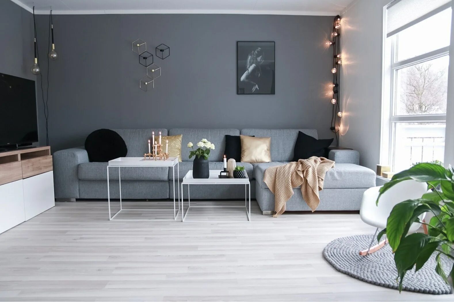 Серый цвет в скандинавском интерьере. Модные серые цвета. Сканди стиль в серых тонах. Темные стены в интерьере гостиной. Серые комплекты одежды.