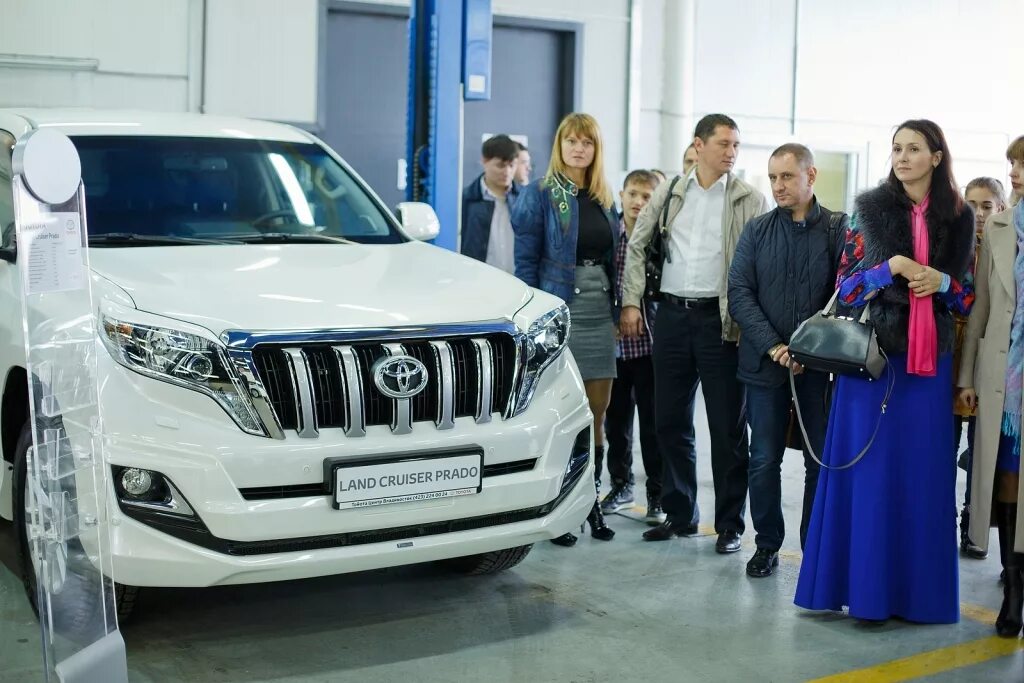 Vladivostok auto. Автосалон Владивосток. Toyota центр Владивосток. Добро пожаловать в семью Тойота. Долгов авто.