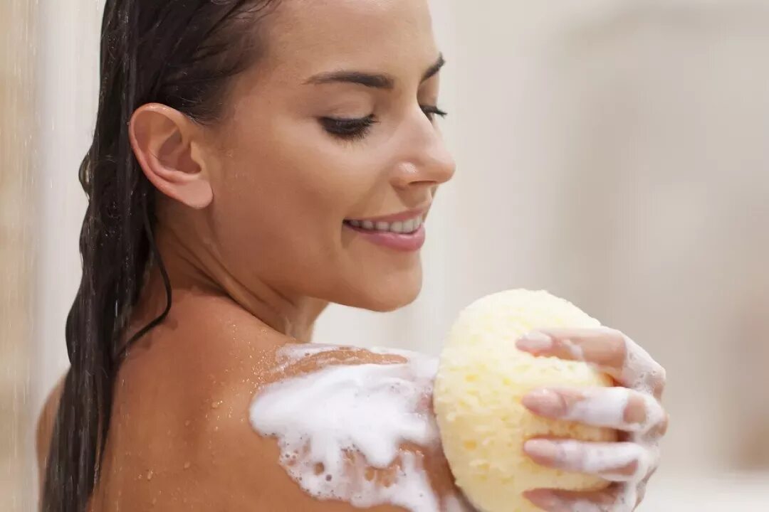 Какой мочалкой мыть. Мочалка для людей с ограниченными возможностями. Губка для ванны. Когда можно мыть мочалкой тату. Мыльная губка для тела.