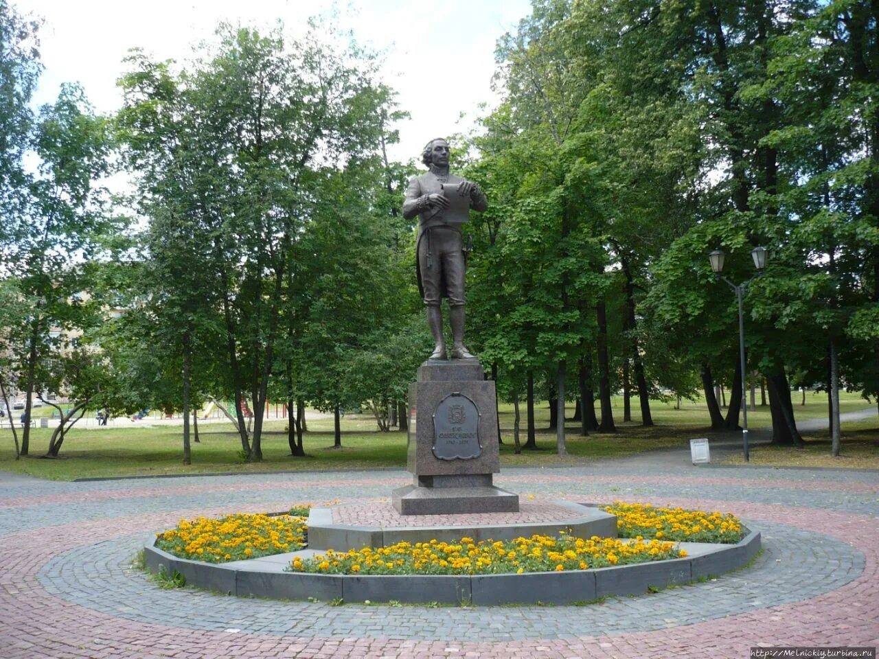 Губернаторский сад петрозаводск. Петрозаводск сквер. Памятник державину в петрозаводске. Державинский парк петрозаводск. Державинский парк петрозаводск.