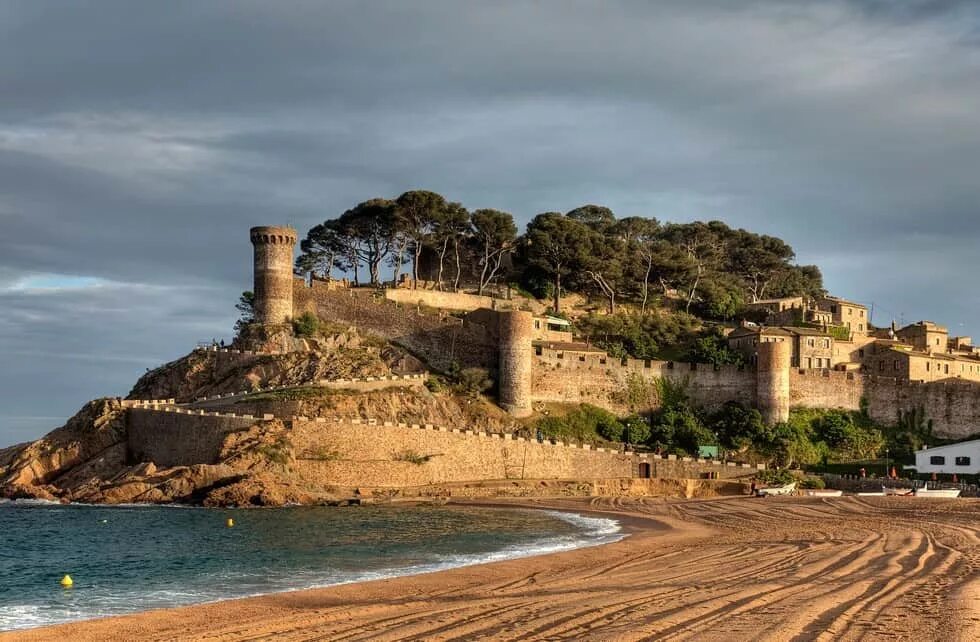 Дворец монжуик в барселоне. Бесалу каталония. Барселона каталония испания. Коста брава каталония. Королевство испания мадрид.