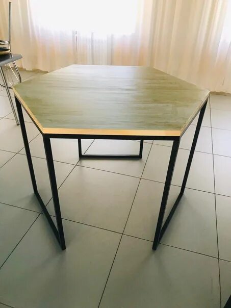 Шестиугольный стол. Шестиугольный офисный стол. Шестигранный стол для офиса. Стол 6 угольный.