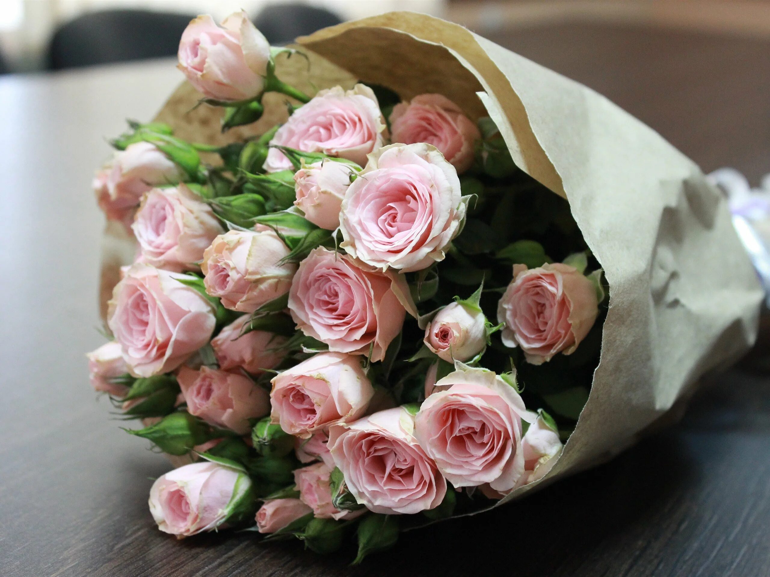 День рождения женщине в домашних условиях. Монобукет розы. Красивый букет цветов. Нежный букет. Букет нежных роз.