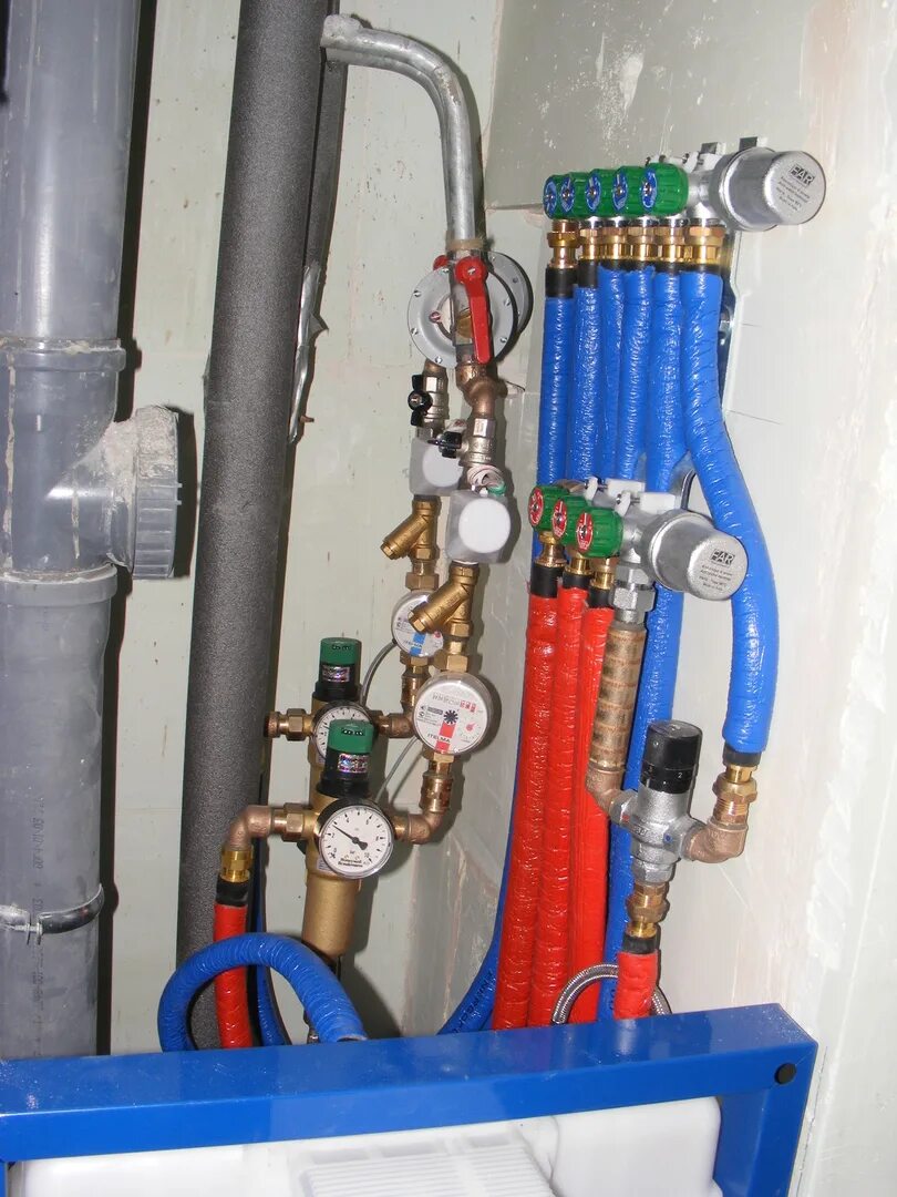 Система протечки воды нептун монтаж. Шкаф гвс. Коллекторный узел водоснабжения гребенка. Контроллер отопления трм 232 м. Шкаф в коридор для хвс гвс и отопления.