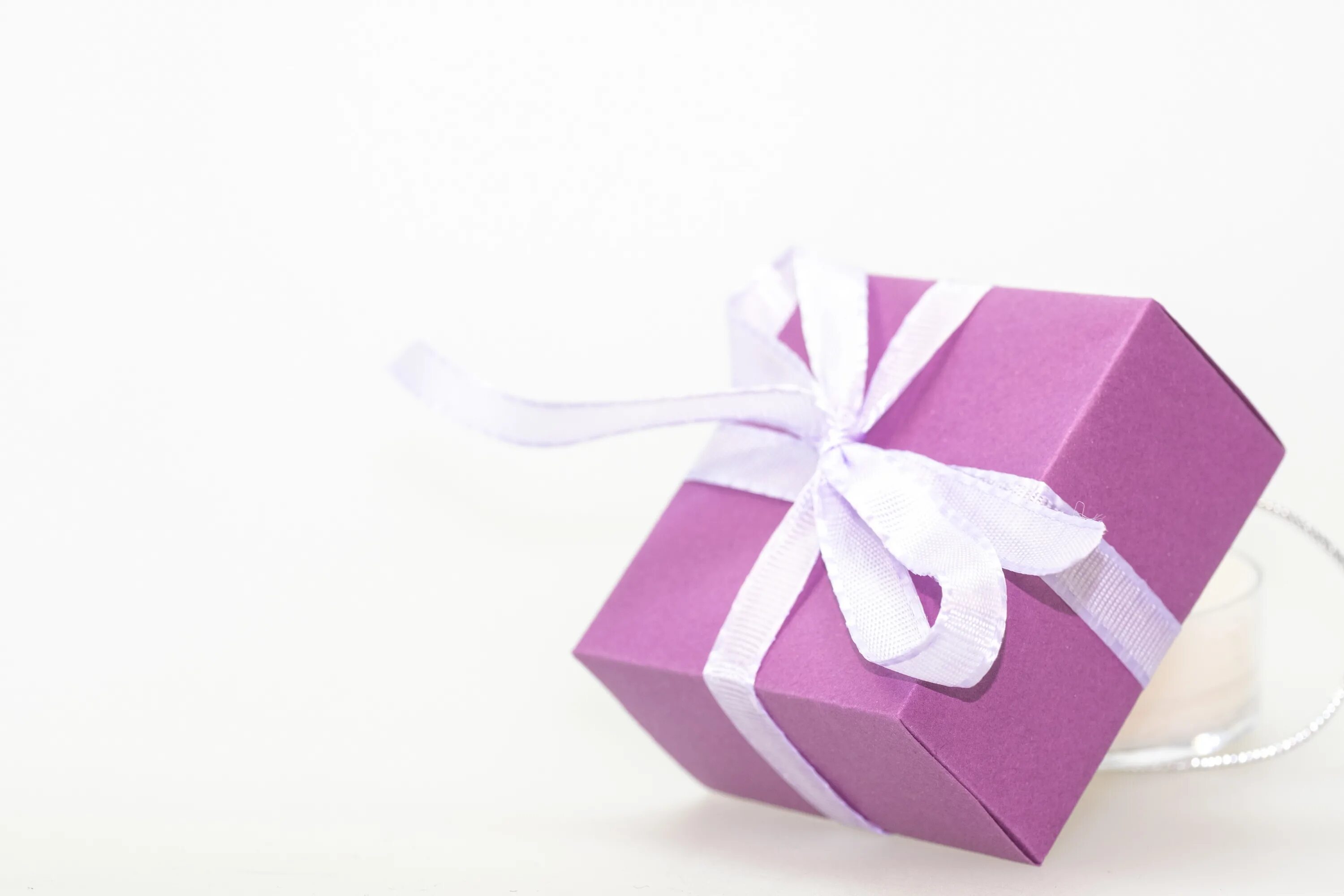 Розовый сюрприз. Подарочные коробки. Коробочка для подарка. Подарок розовый. Красивая подарочная коробка.