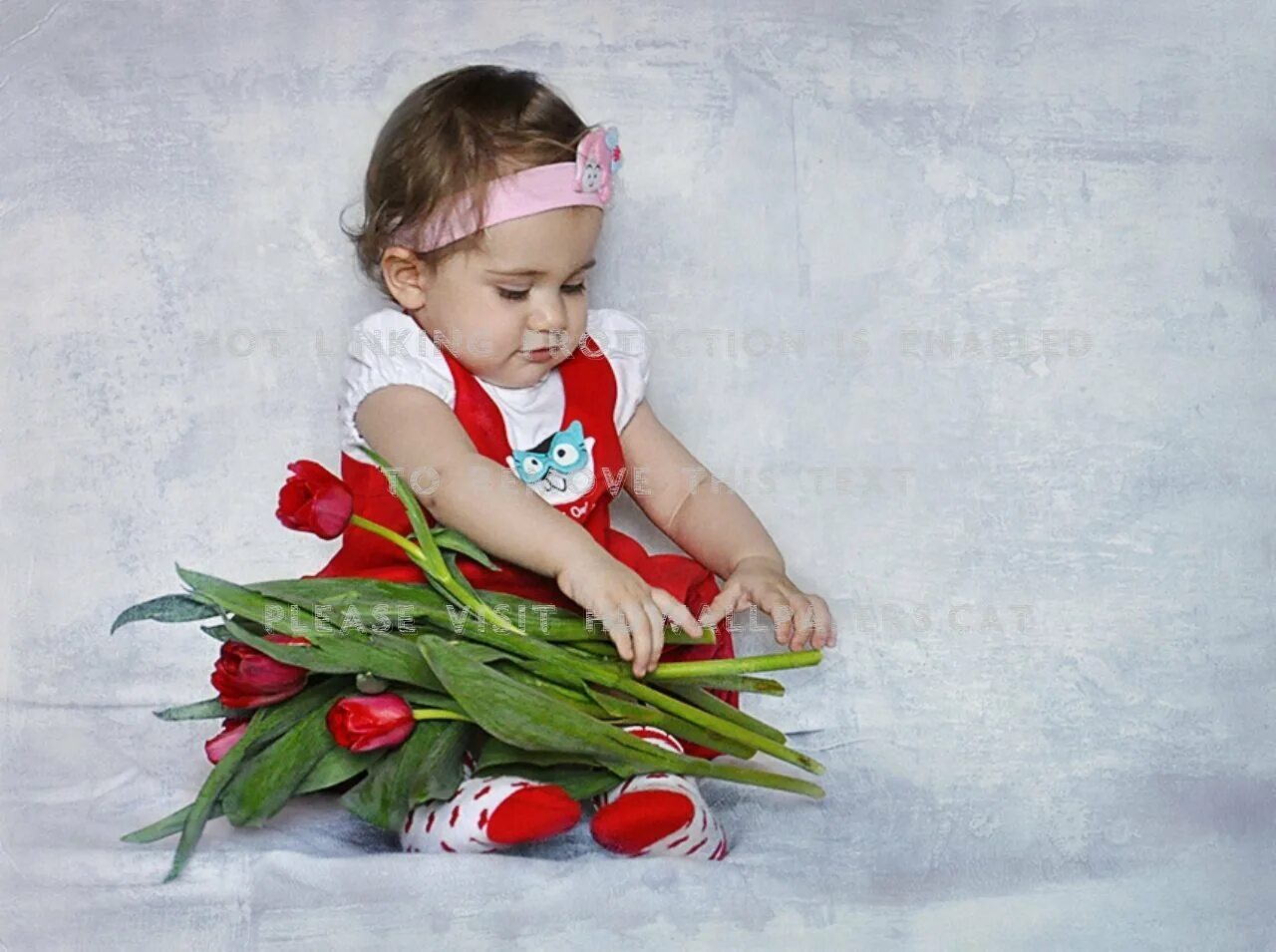 Цветы для маленькой девочки. Тюльпан для детей. Малыш с букетом цветов. Детская фотосессия с тюльпанами