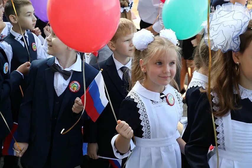 1 сентября 2020 пойдут ли. Школьная линейка 2029. 1 сентября 2020 пойдут ли. На линейке 1 сентября девочки. Линейка 1 сентября 2021 в new york.