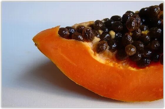 Оранжевый фрукт с черными. Фрукт оранжевый с косточками. Экзотический фрукт оранжевого цвета. Фрукт с косточками внутри оранжевый. Оранжевый фрукт с черными семечками.