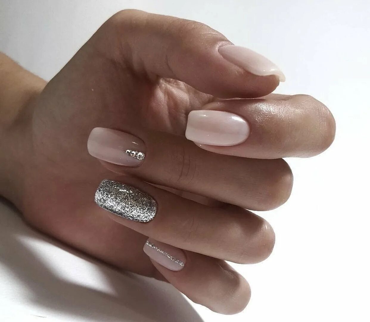 Маникюр в светлых тонах с блестками. Белый маникюр с блестками. Нежный маникюр. Молочный маникюр с блемтящками. Молочный маникюр на короткие ногти 2021.
