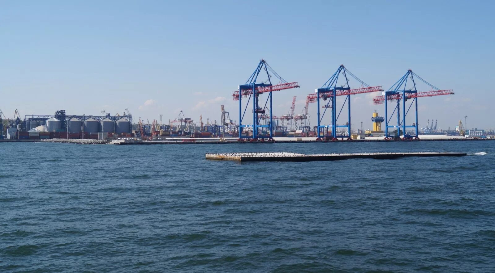 Черноморский порт курорт 3 т. Порт бронка контейнерный терминал. Портовое место. Черноморский порт одесса. Портовое место.