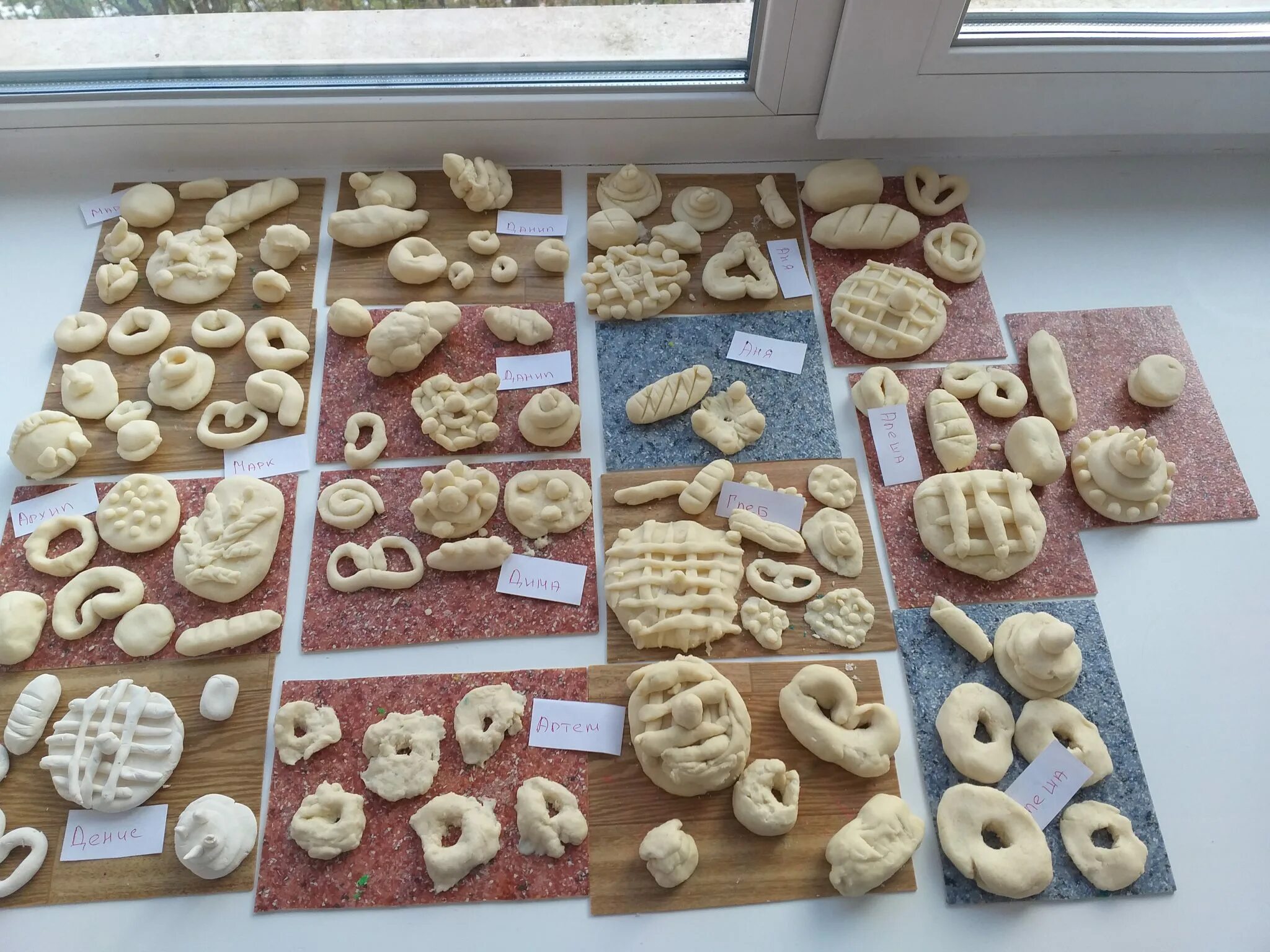 Хлебные изделия из соленого теста. Хлебобулочные изделия из полимерной глины. Поделки из теста. Миниатюра из полимерной глины. Лерка хлебобулочные изделия.