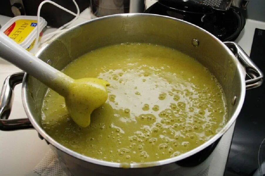 Блендером можно сделать пюре. Блендер для приготовления пюре. блендер для супа. блендер для готовки супов пюре. пюре в кастрюле.