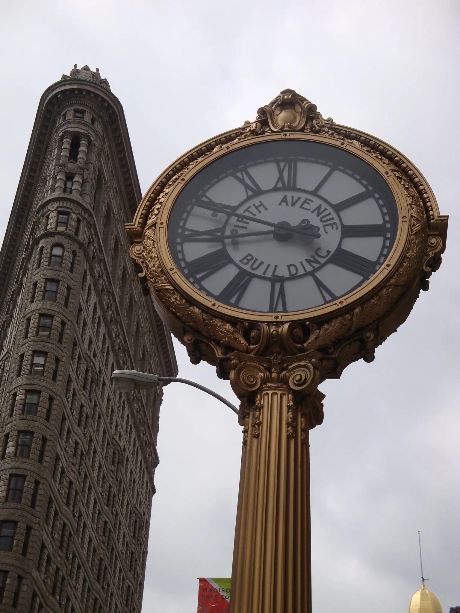 Самых больших часов. Часы Fifth Avenue. Необычные городские часы. Большие часы. Часы на здании.