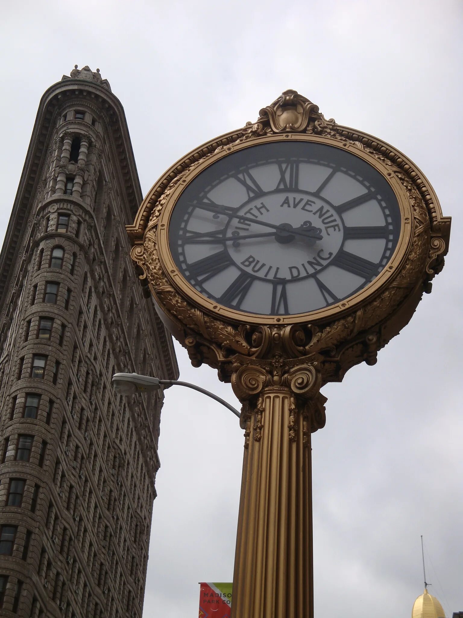 Часы Fifth Avenue. Необычные городские часы. Большие часы. Часы на здании