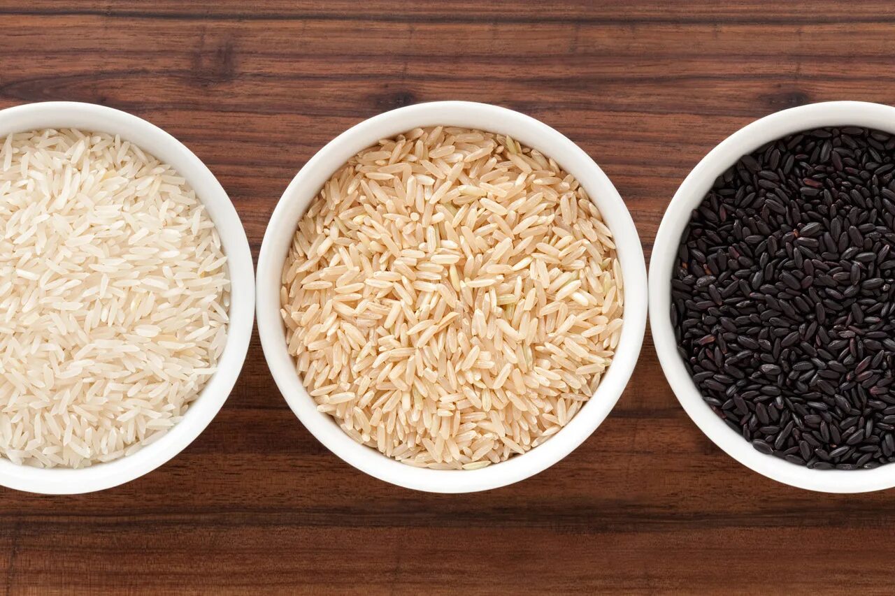 Рис и бурый рис разница. Brown Rice. Короткозернистого риса. Бурый рис. Коричневый рис сорта риса.