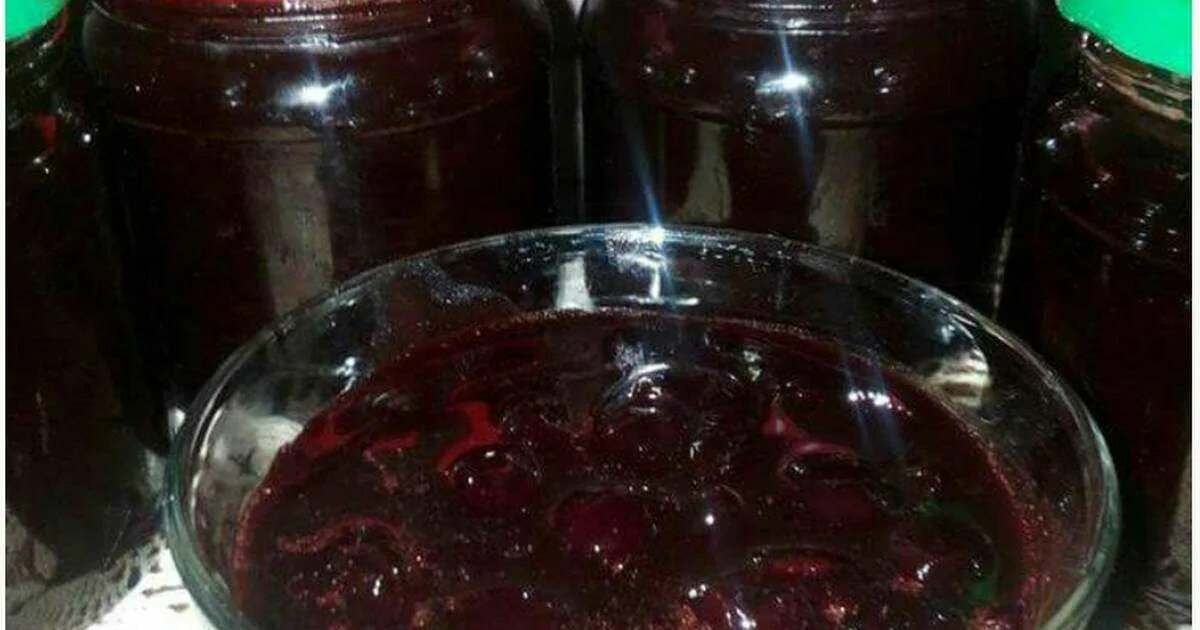 Вишнёвое варенье с косточками. Варенье из вишни с косточками. Вишневое варенье фото. Вишневое варенье фото. Варенье из терна без косточек на зиму.