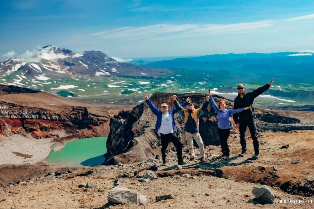 Туристы на байкале. Путешественник. Теплоход карл маркс навигация 2021. Камчатка треккинг. Семья на пляже.