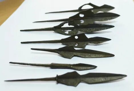 Индейцы смазывают наконечник стрелы сильнодействующим