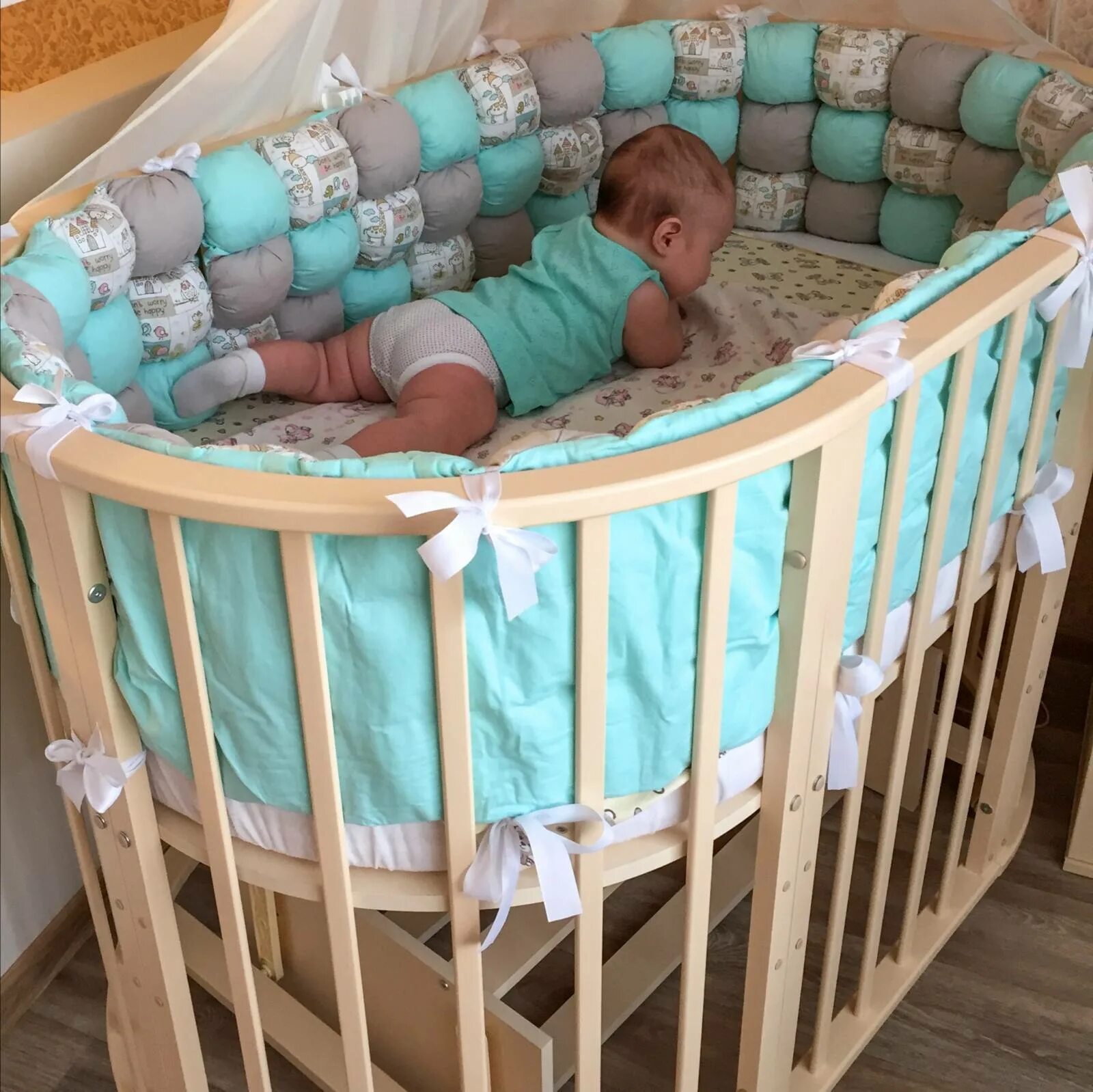 Кроватка для новорождённых с двумя ящиками. Авито для новорожденных. Колыбель качалка для новорожденных. Люлька бебетон зеленая. Деревянная детская кровать с бортиками для новорожденных.