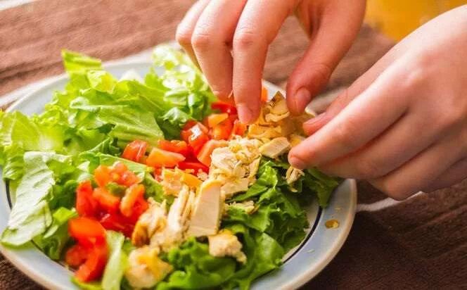 Салат мужчине на работу. Картинка перемешивание салата. Салаты простые и вкусные. Салат зимний классический. Овощной салат с морковью.