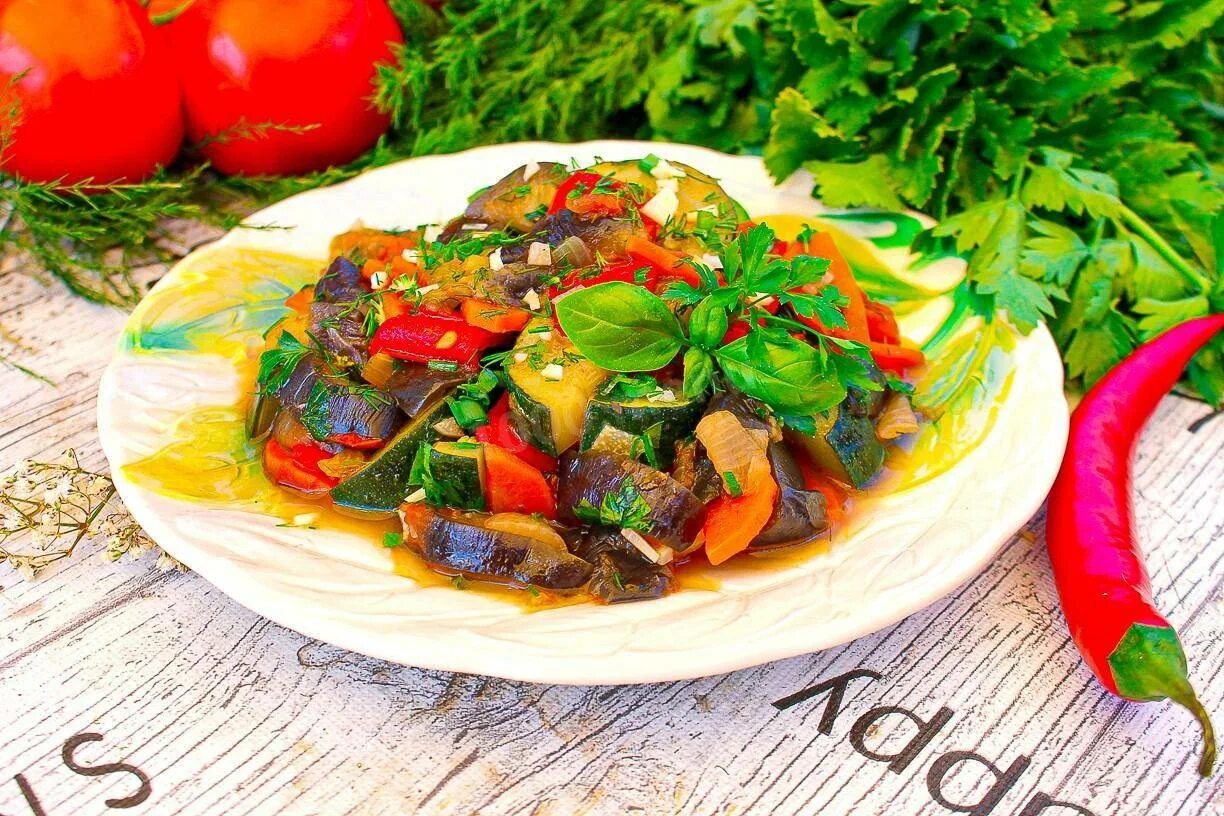 Кухня наизнанку овощное рагу. Овощное рагу с кабачками баклажан помидор. блюдо соте. соте из баклажанов 510г.. соте из цукини.