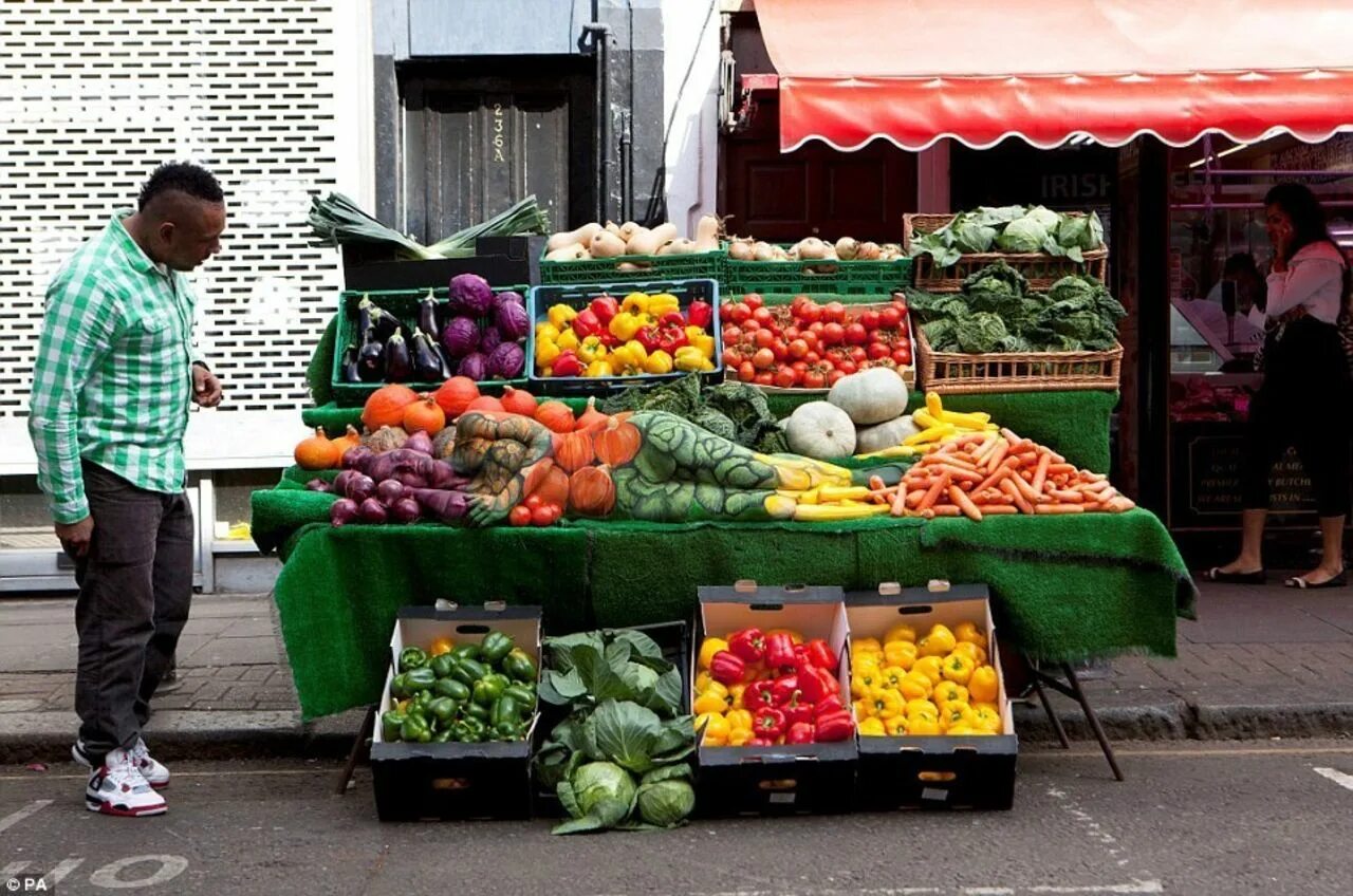 Прилавок на улице. Прилавок с овощами и фруктами. Фрукты на рынке. Прилавок на рынке. Овощи на рынке.