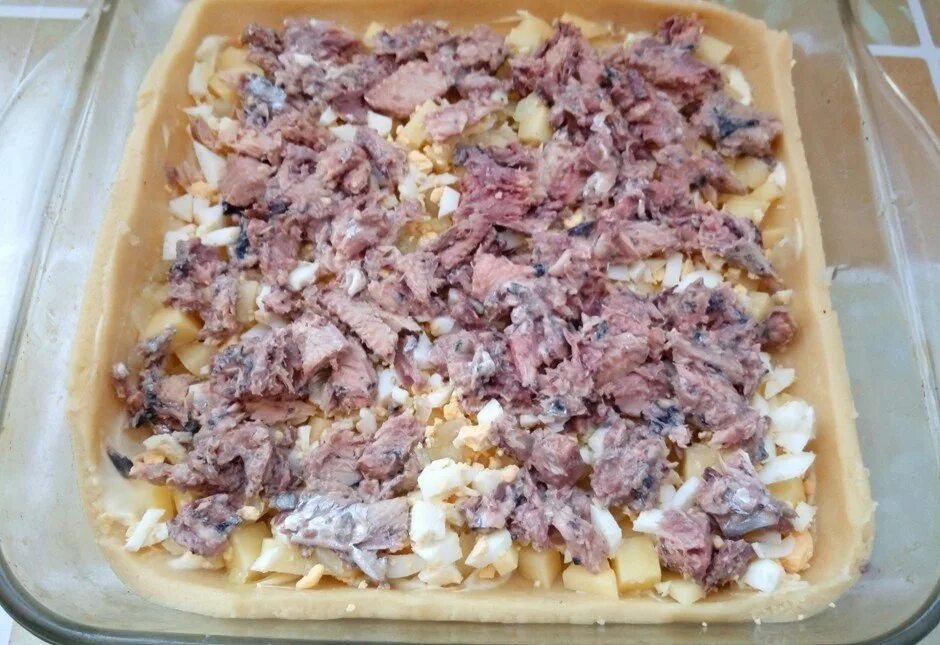 Рецепт картошки с сайрой в духовке. Пирог из консервы сайры в духовке. сайрой консервированной. блюда с сайрой консервированной. сайра с картошкой в духовке.