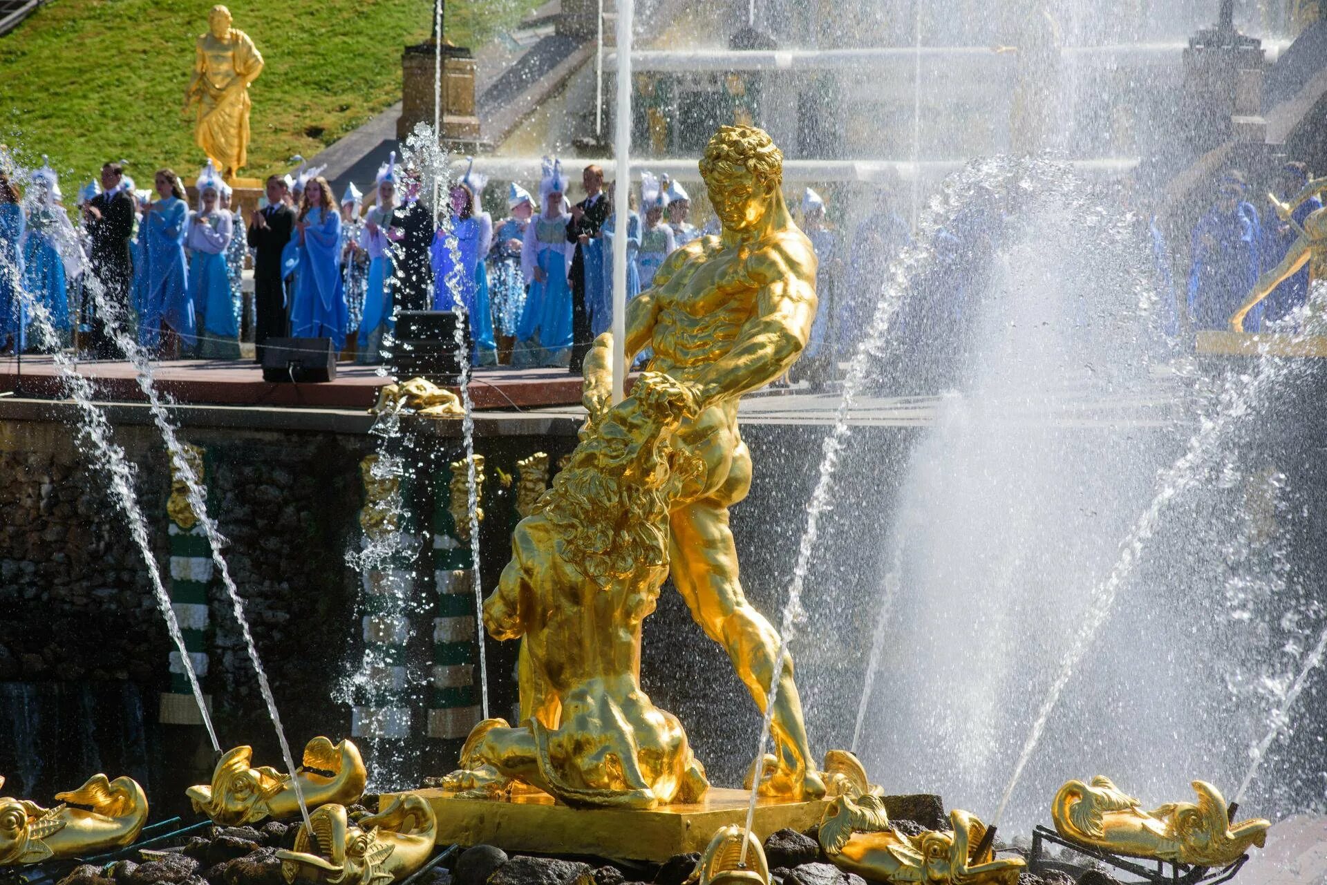 Когда в питере начинают работать фонтаны. Петродворец в петергофе фонтаны. самсон (фонтан, петергоф) достопримечательности петергофа. фонтан тритон в петергофе. петергоф дворцово-парковый шахматный фонтан.