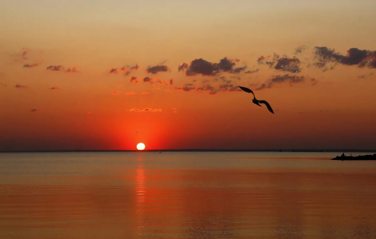 солнце уходило на покой. когда уходит солнце на покой и поджигает горизонта кромку. шерегеш лето закат. закат в астрахани. солнце уходит в унисон.