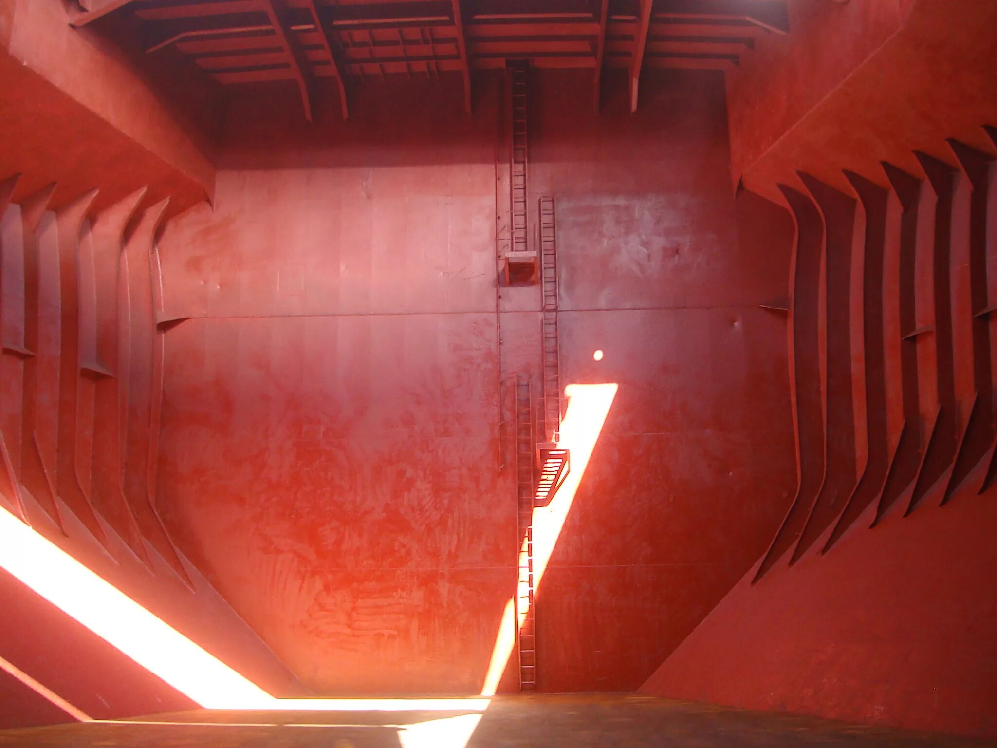 Рефрижератор контейнеровоз судно. Танкер спг 3d модель. Палуба петра великого. Судовые краны melcal. Трюм грузового корабля.